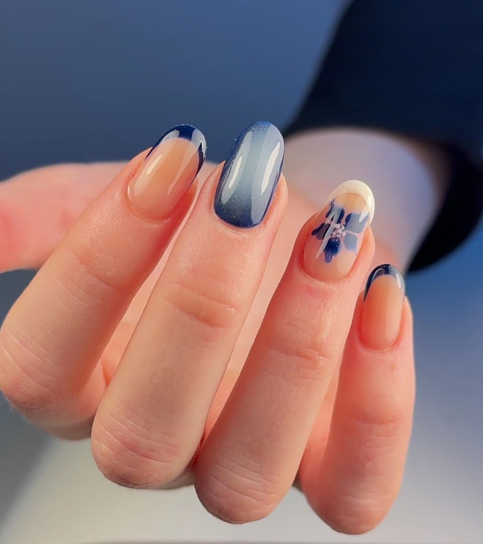 Nail-art met blauwe ombre en bloemdetail door BVL Beautyx