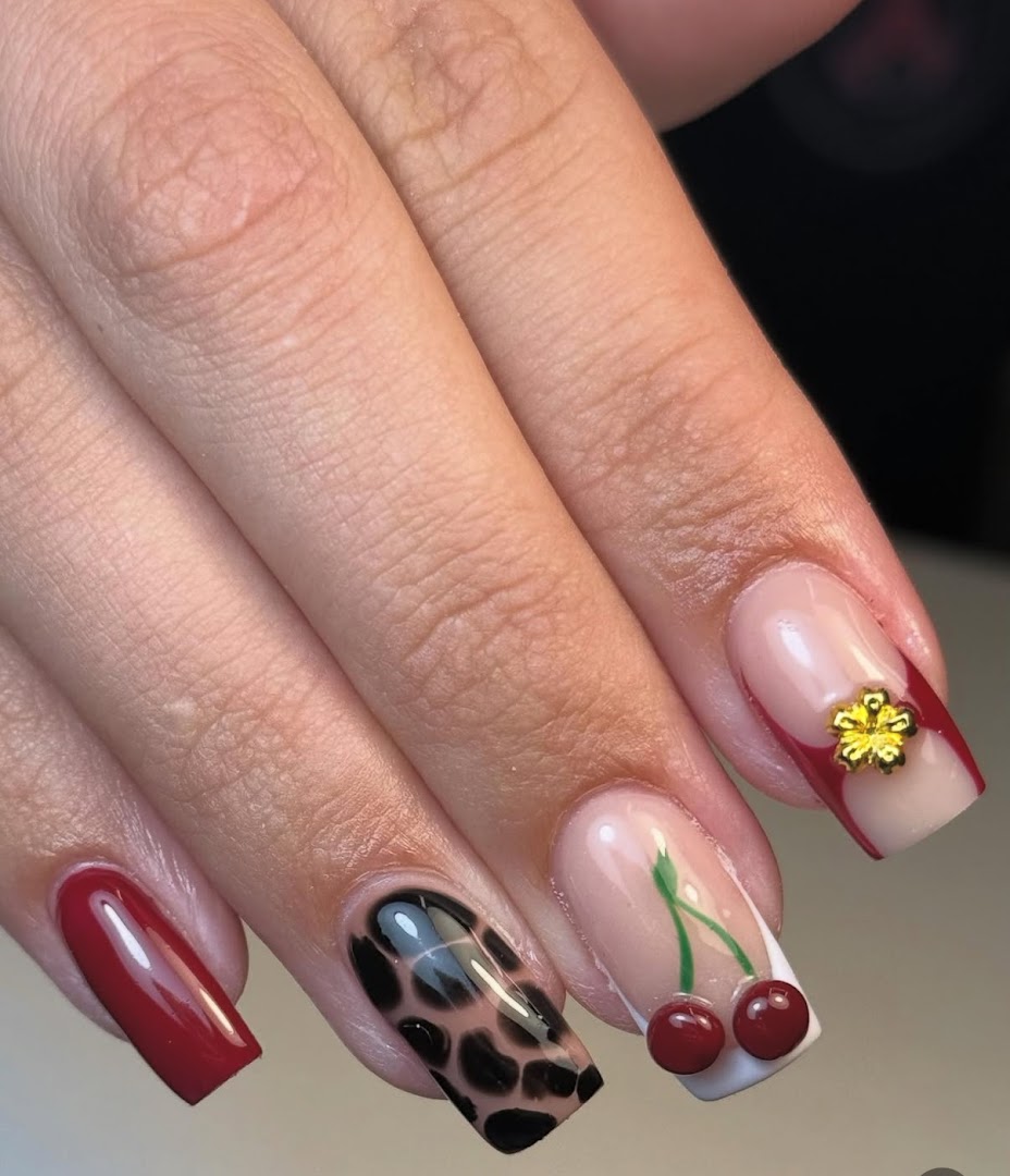 Rode nagels met luipaard- en kersdetail