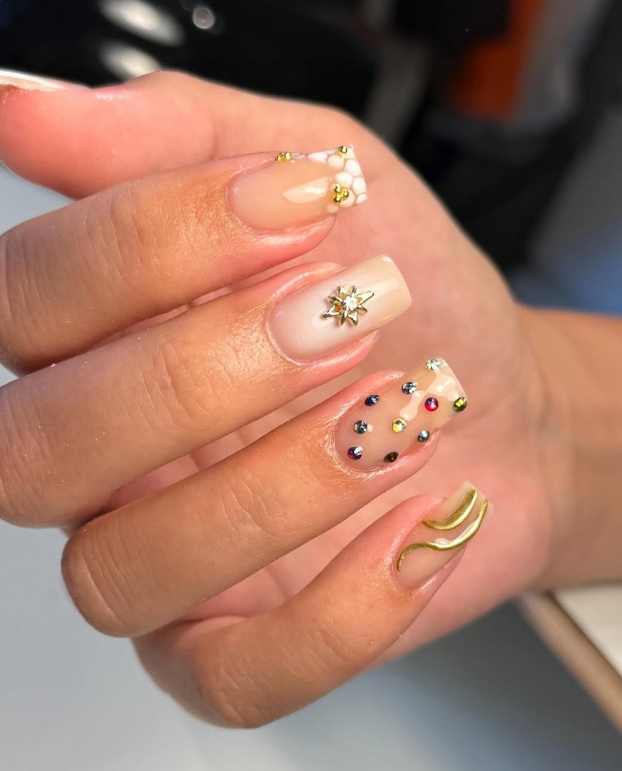 Fuchsia nagels met bloemdetail